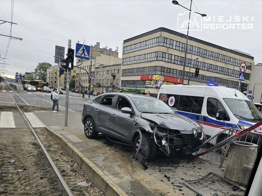 varsova da alkollu surucu tramvay duragindaki bariyerlere carpti 70523