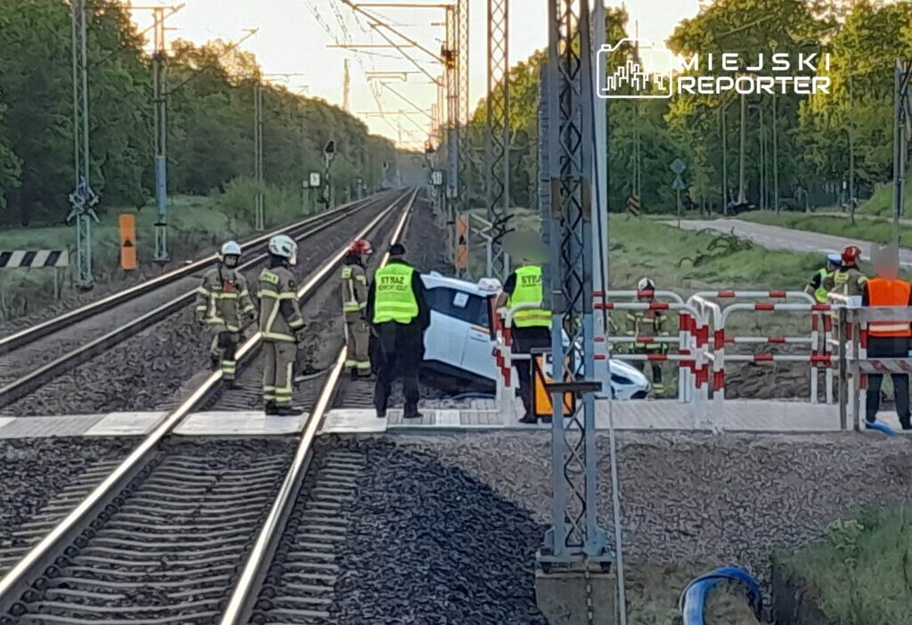 Varşova'da alkollü sürücü vakası: raylara düşen araç tren seferlerini durdurdu 1 Varsova da alkollu surucu vakasi raylara dusen arac tren seferlerini durdurdu 72854