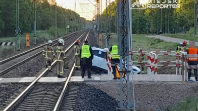 Varşova'da alkollü sürücü vakası: raylara düşen araç tren seferlerini durdurdu 2 Varsova da alkollu surucu vakasi raylara dusen arac tren seferlerini durdurdu 72854