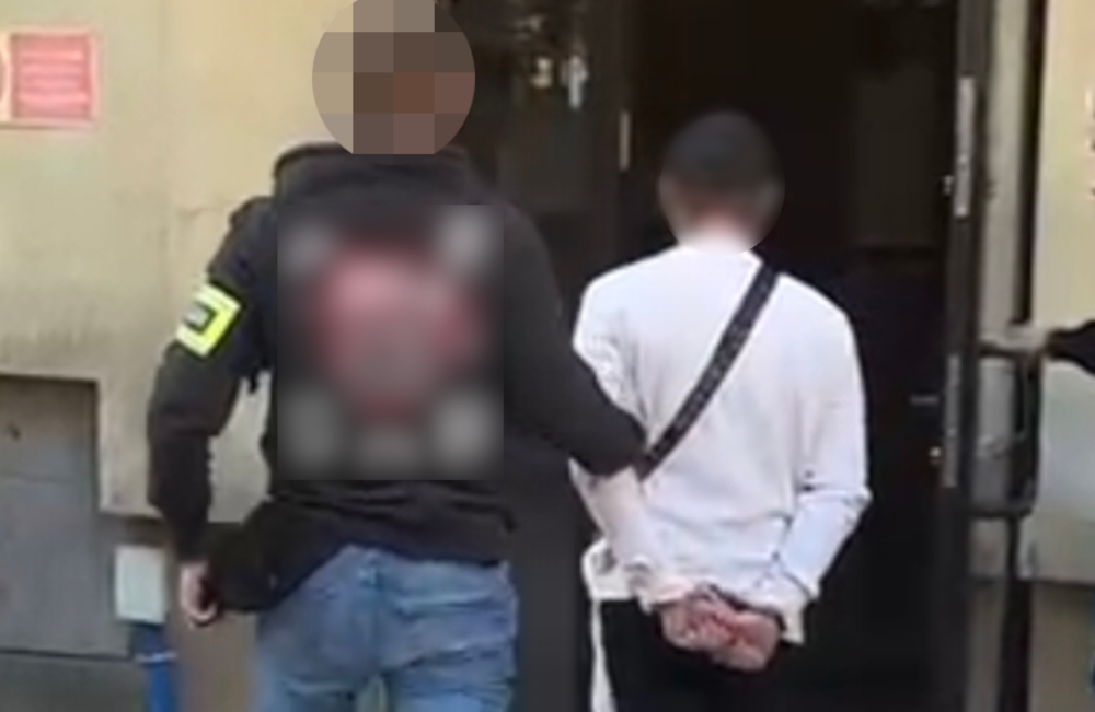 Varşova’da aranan i̇ki kardeş yakalanarak cezaevine gönderildi 1 Varsova da aranan i ki kardes yakalanarak cezaevine gonderildi 71781