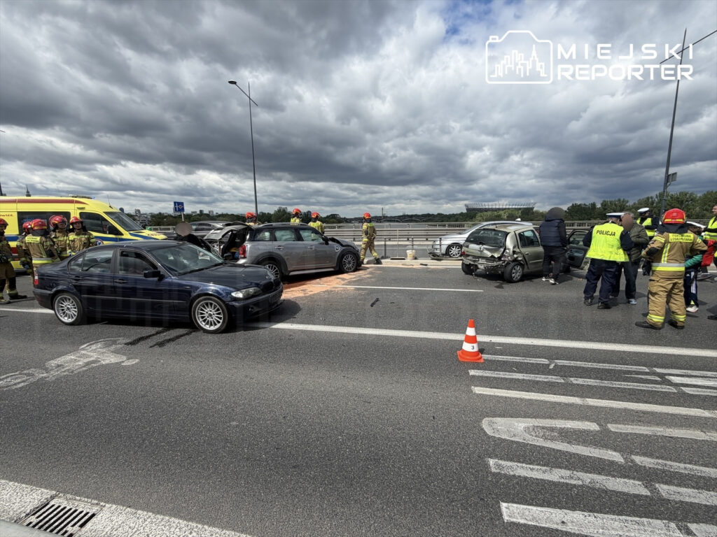 varsova da azienkowski koprusu nde uc aracin karistigi trafik kazasi 69498