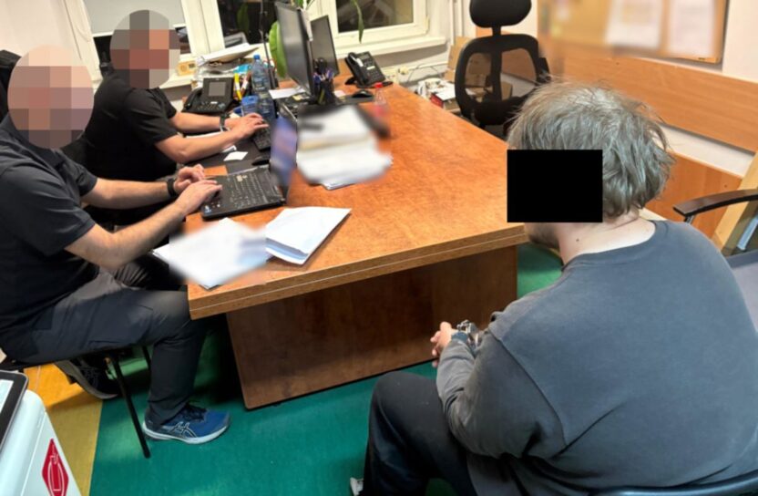 Varsova da i s arkadaslarini gizlice kaydeden sahsa cinsel mahremiyet i hlali suclamasi 68916