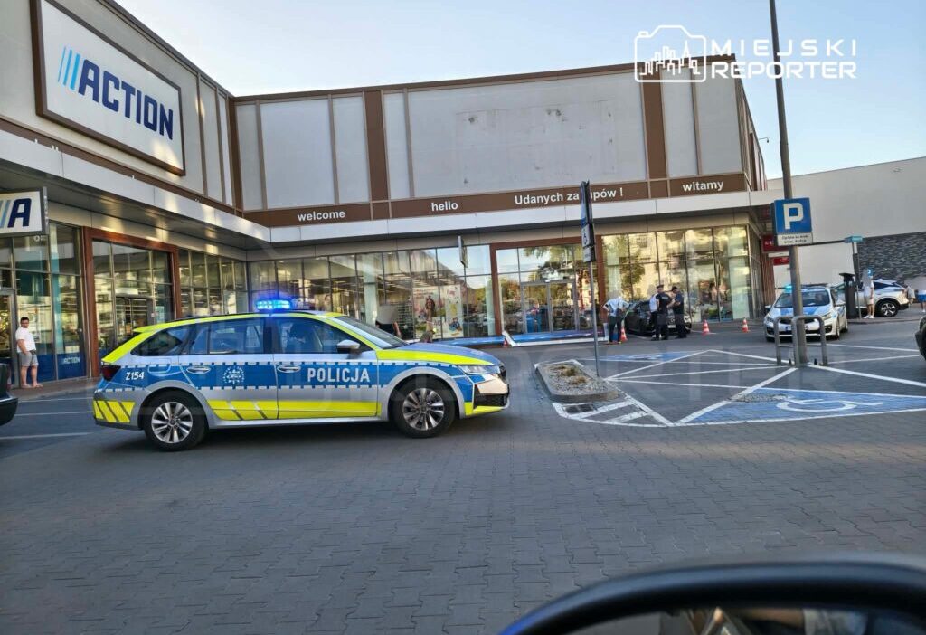 Varsova da magaza tabelasi park halindeki otomobilin uzerine dustu 73216