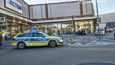 Varsova da magaza tabelasi park halindeki otomobilin uzerine dustu 73216
