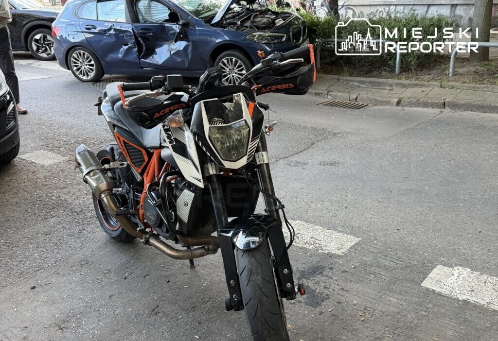 Varsova da motosiklet ve otomobil carpisti surucu olay yerinden yaya olarak kacti 73408