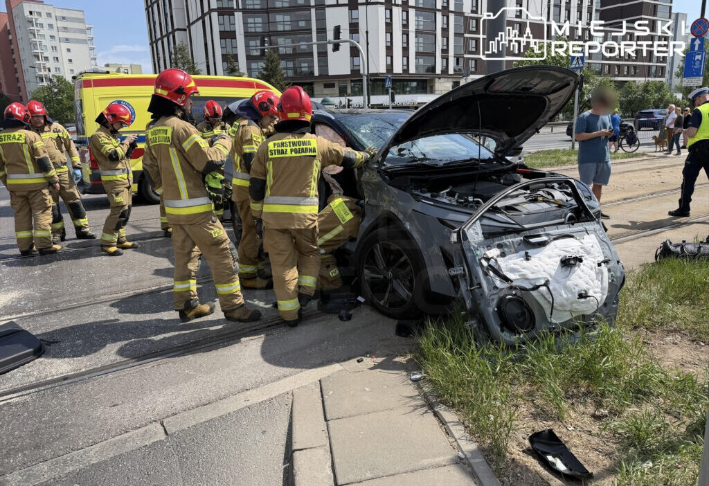 Varsova da nissan ile tramvay carpisti 1 yarali ve trafik aksamasi 68765