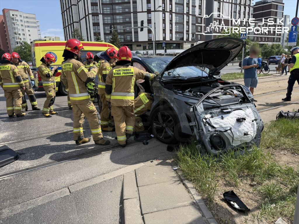 varsova da nissan ile tramvay carpisti 1 yarali ve trafik aksamasi 68765