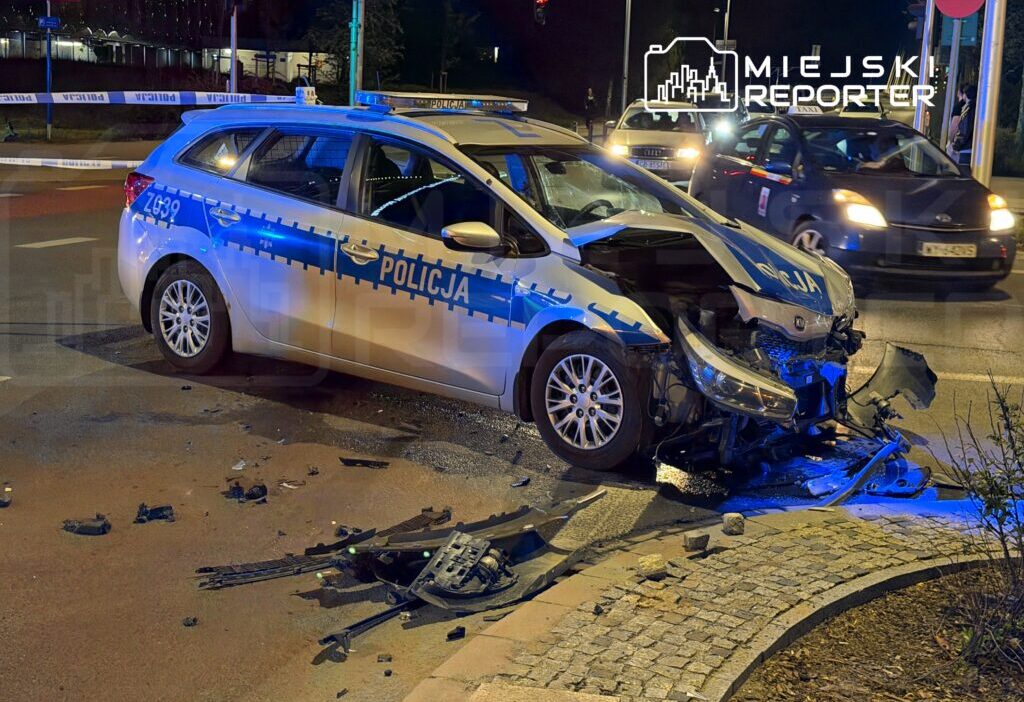 Varşova'da polis aracıyla otomobil çarpıştı: trafikte aksama 1 Varsova da polis araciyla otomobil carpisti trafikte aksama 68062
