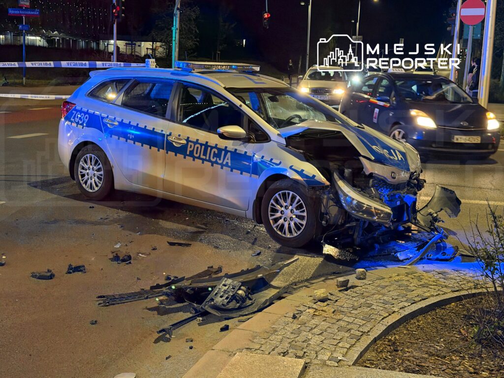 varsova da polis araciyla otomobil carpisti trafikte aksama 68062