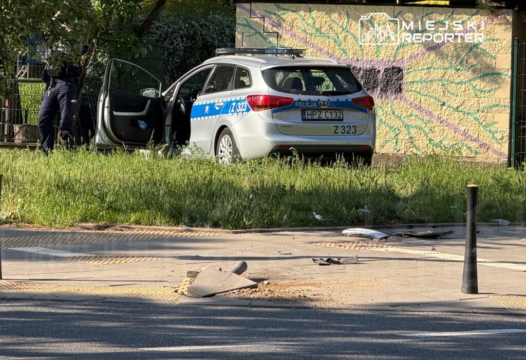 Varsova da resmi arac kazasi polis araci okul bahcesine girdi 71506