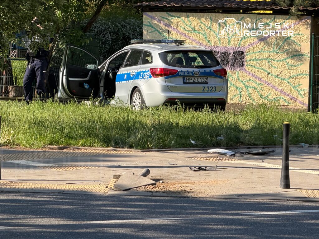 varsova da resmi arac kazasi polis araci okul bahcesine girdi 71506