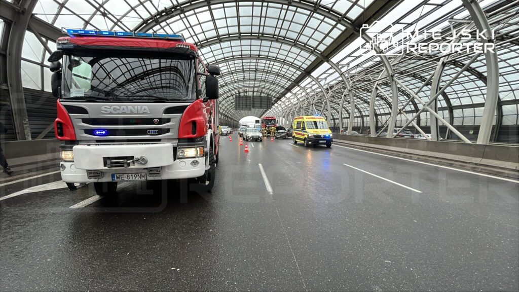 Varsova da s8 karayolu uzerinde uc aracli trafik kazasi bir yarali 70215