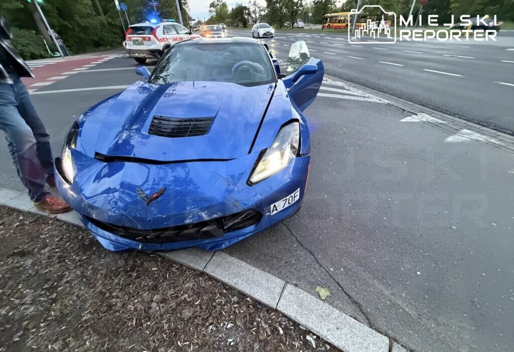Varsova da trafik denetim araci ile chevrolet corvette carpisti 70090