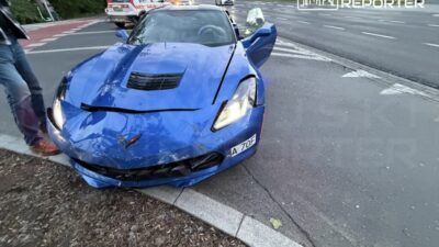 Varsova da trafik denetim araci ile chevrolet corvette carpisti 70090