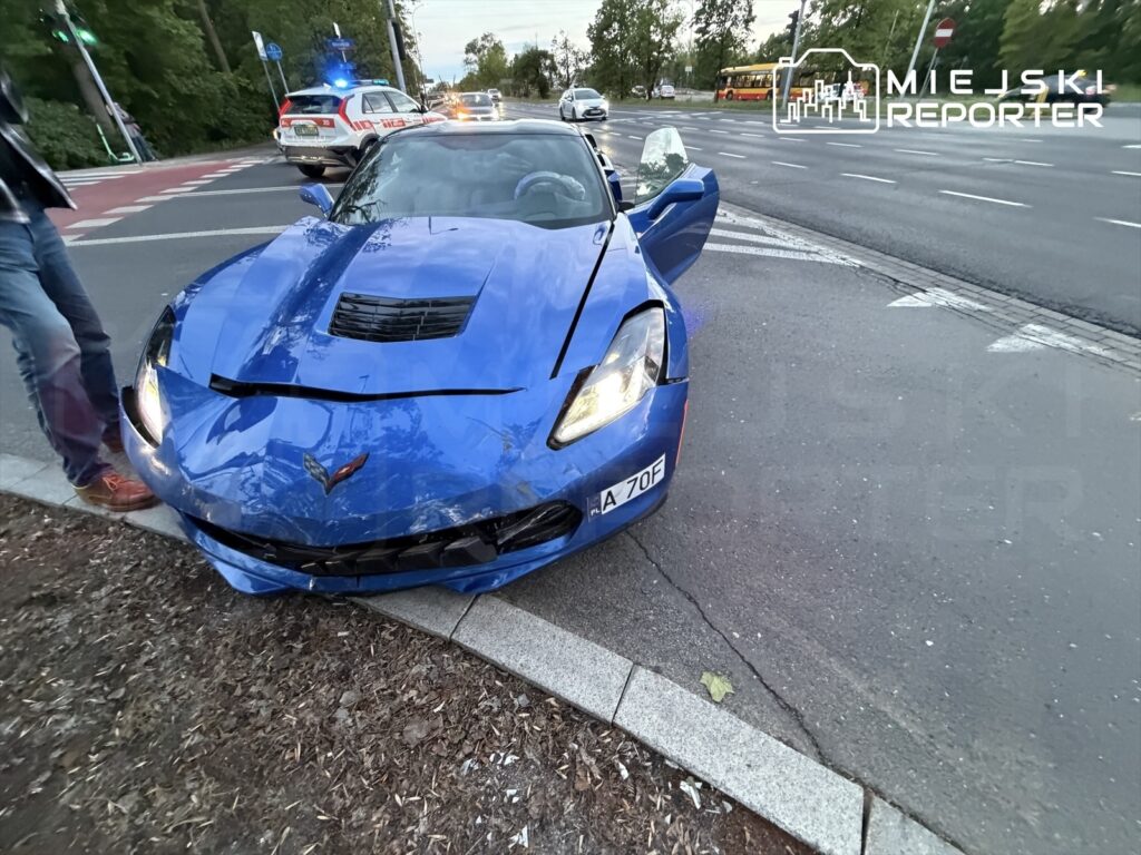 varsova da trafik denetim araci ile chevrolet corvette carpisti 70090