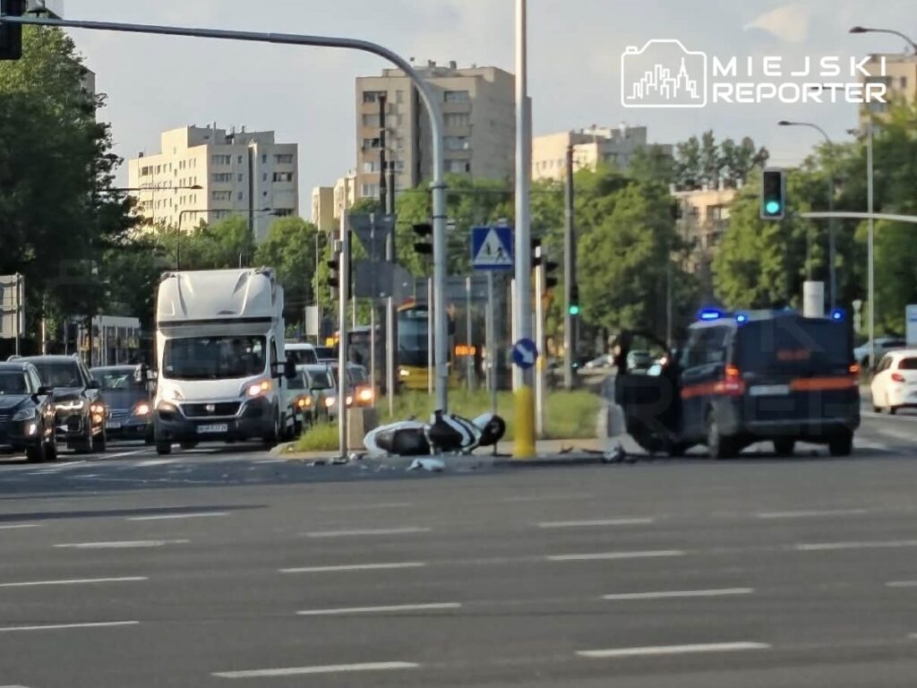 varsova da trafik kazasi demiryolu koruma araci ile kurye carpisti 71636