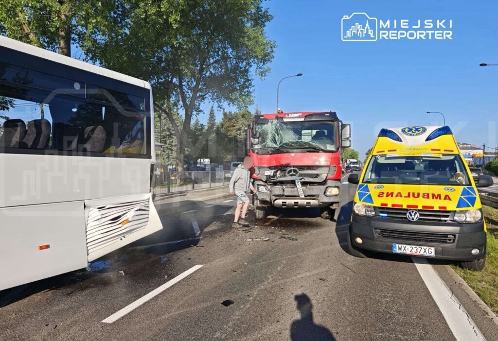 Varşova’da trafik kazası: kamyon ve otobüs çarpıştı 1 Varsova da trafik kazasi kamyon ve otobus carpisti 72121