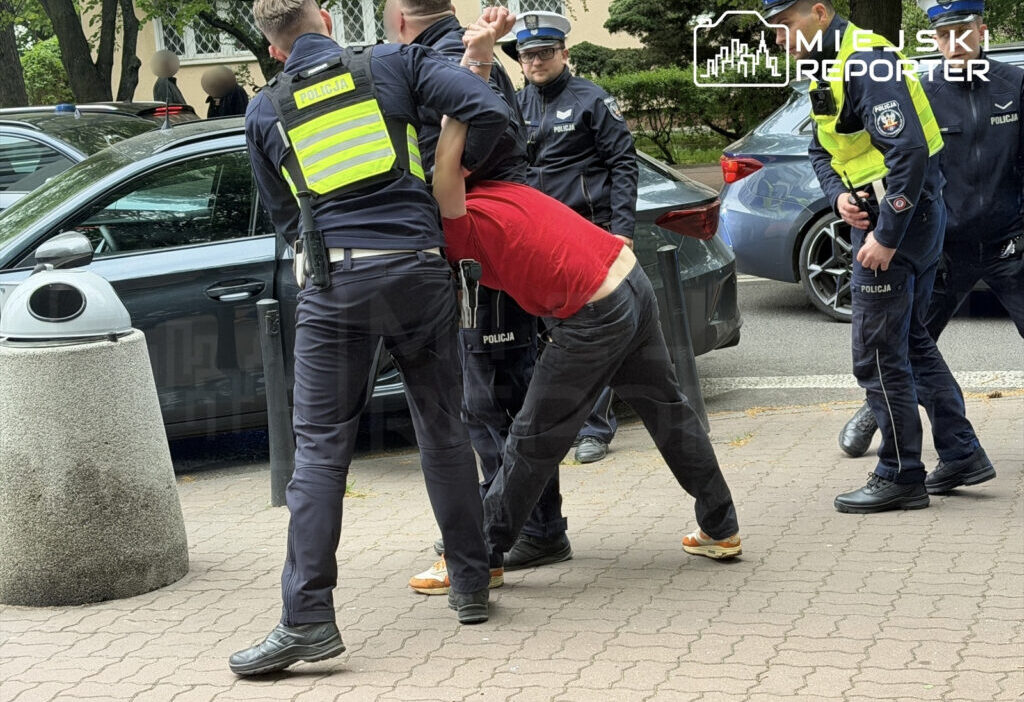 Varşova'nın ochota bölgesinde alkollü olduğu şüphelenilen sürücüye vatandaş müdahalesi 1 Varsova nin ochota bolgesinde alkollu oldugu suphelenilen surucuye vatandas mudahalesi 69354