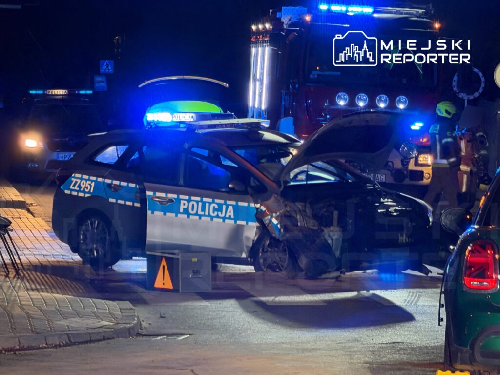 varsova yakinlarinda polis araci ile otomobil carpisti 70152