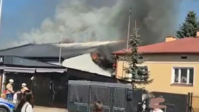 Varşova yakınlarında süpermarkette büyük yangın: çatı çökmesiyle müdahale zorlaştı 2 Varsova yakinlarinda supermarkette buyuk yangin cati cokmesiyle mudahale zorlasti 68043