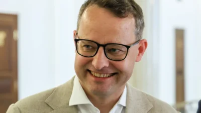 Yurt disinda bulunan marcin romanowski nin secim ofisi masraflari tartisma yaratti 71259