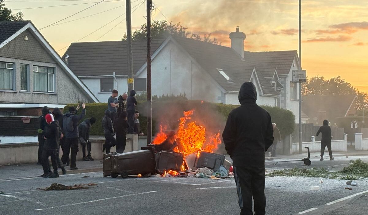 Belfast ta bicakli saldiri sonrasi cikan olaylarda hedef gosterilen adresler i cin emniyetten uyari 76180