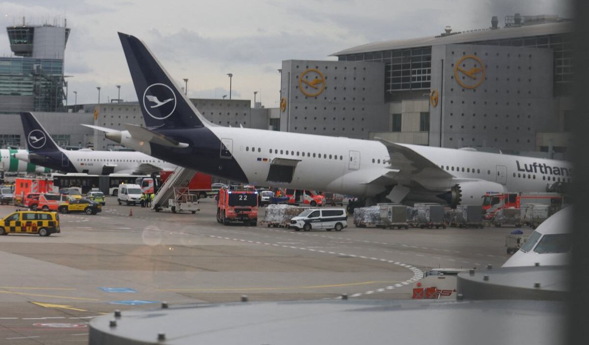 Frankfurt havalimanı’nda lufthansa dreamliner uçağının ön iniş takımı çöktü 1 Frankfurt havalimani nda lufthansa dreamliner ucaginin on inis takimi coktu 74581