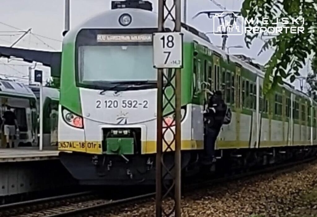 Gençler arasında yayılan "tren sörfü" tehlikesi: wołomin'den ailelere uyarı 1 Gencler arasinda yayilan tren sorfu tehlikesi wo omin den ailelere uyari 75001