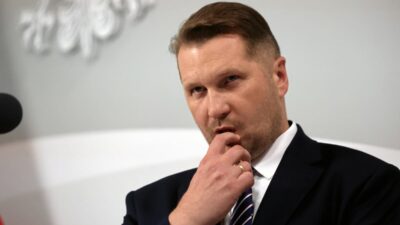 Hukuk ve siyaset perspektifinden przemysław czarnek: pis’in başbakan adayı üzerine kamuoyu tartışmaları 2 Hukuk ve siyaset perspektifinden przemys aw czarnek pis in basbakan adayi uzerine kamuoyu tartismalari 77770