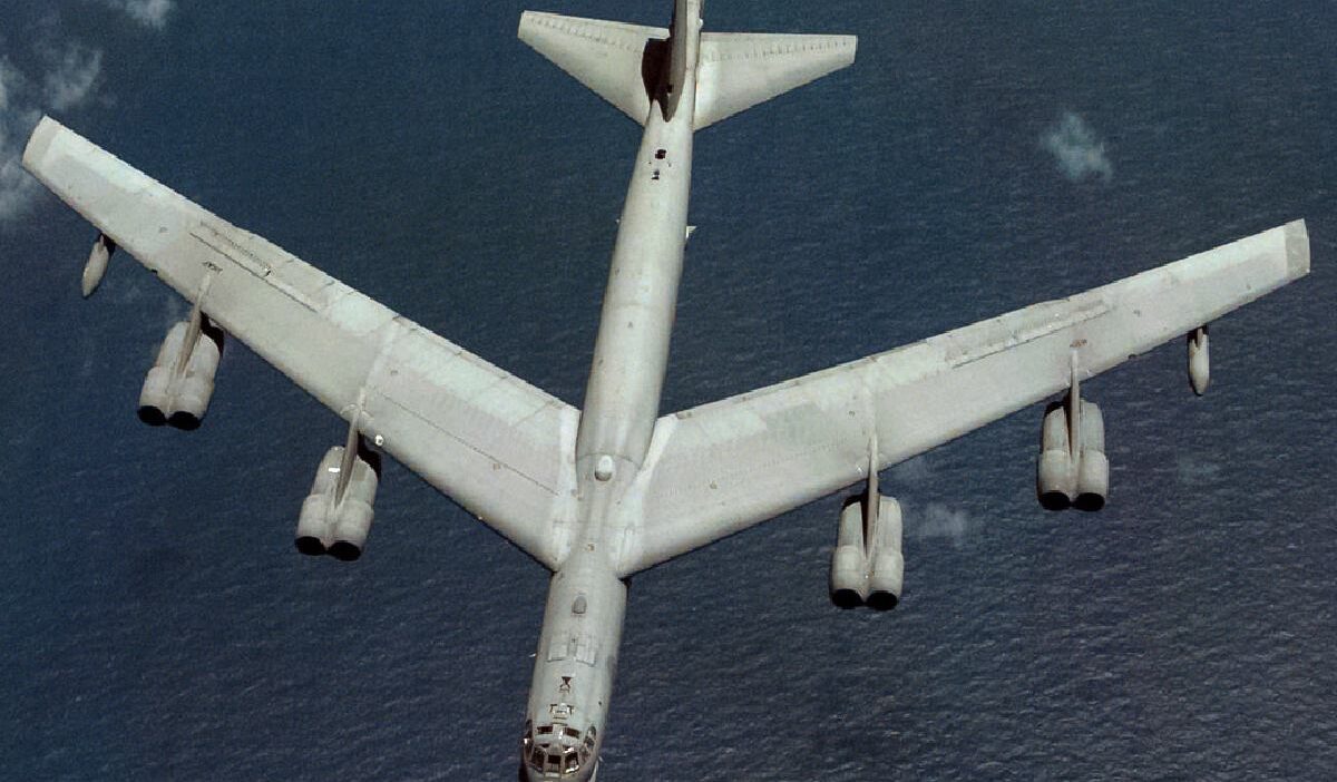 Kaliforniya daki edwards hava ussu nde b 52 bombardiman ucagi kaza yapti 77358