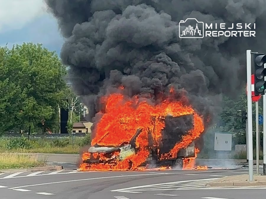 Marki de arac yangini s8 otoyolunda trafik akisini durdurdu 76147