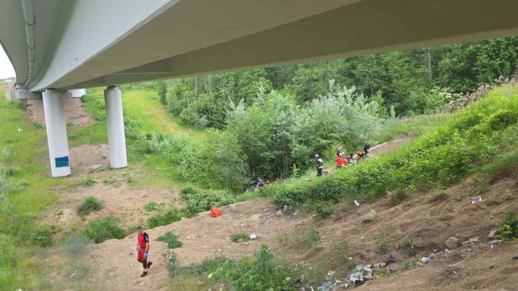 Płock’ta viyadükten düşen araçta bir kişi hayat mücadelesi veriyor 1 P ock ta viyadukten dusen aracta bir kisi hayat mucadelesi veriyor 74071