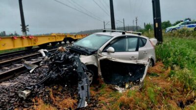 Piaseczno da hemzemin gecit kazasi stop levhasina uymayan surucu yuk treniyle carpisti 76258