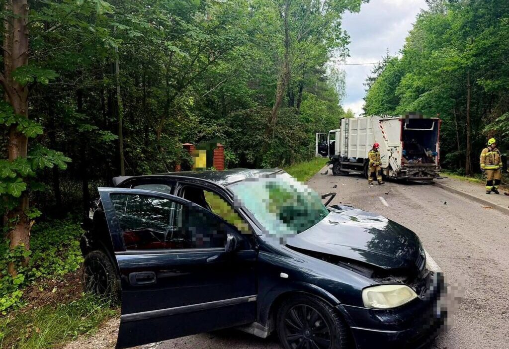 Piaseczno da trafik kazasi otomobil ve cop kamyonu carpisti 77559