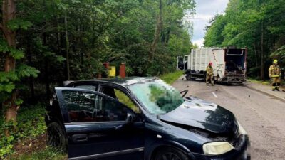 Piaseczno’da trafik kazası: otomobil ve çöp kamyonu çarpıştı 2 Piaseczno da trafik kazasi otomobil ve cop kamyonu carpisti 77559