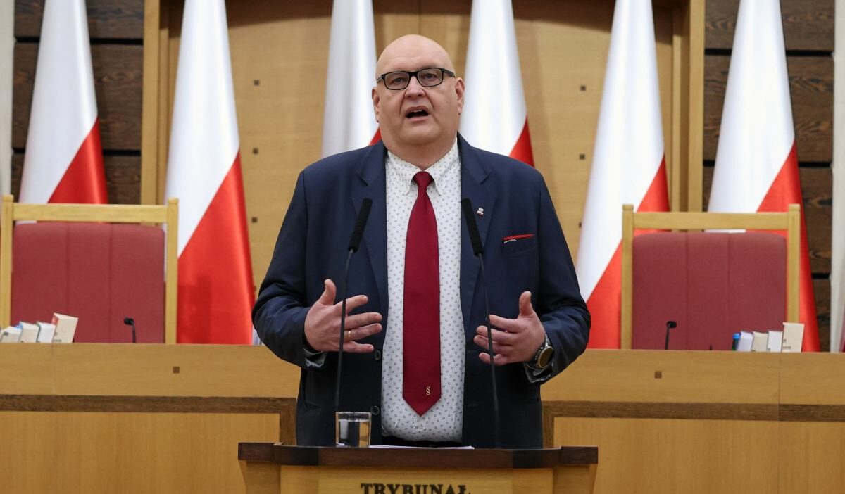 Polonya anayasa mahkemesi baskani bogdan wi czkowski ile basbakanlik ofisi baskani jan grabiec arasinda hukuki tartisma 76198