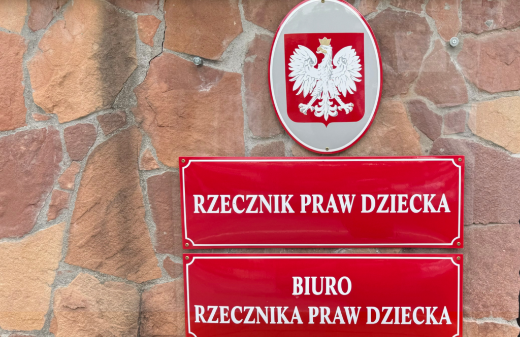 Polonya da 25 yillik basarili ogrenciye dondurma gelenegi tartisma yaratti 74855