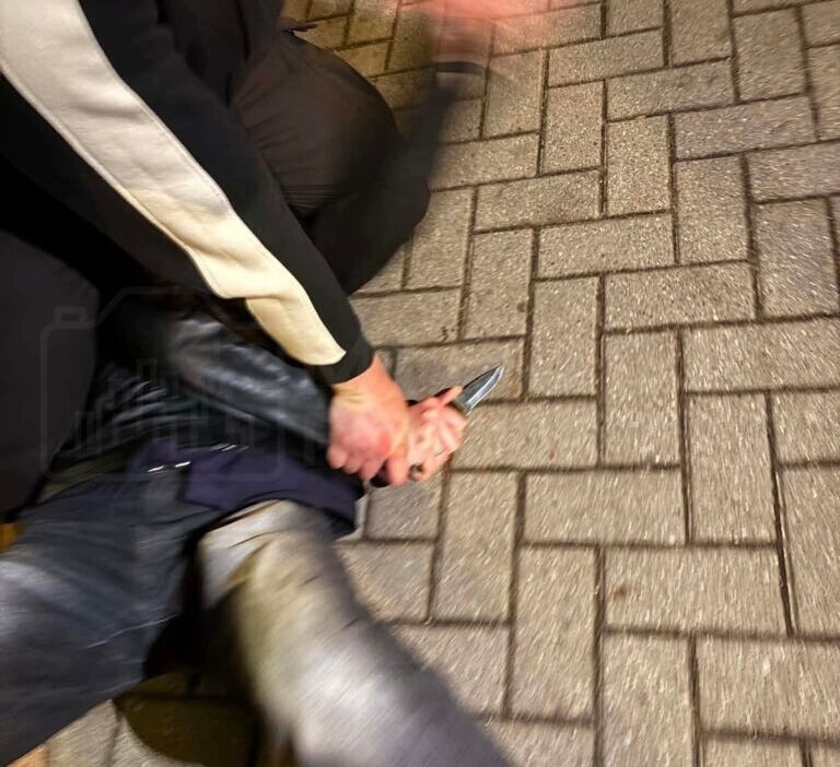 Polonya’da görev dışı bir zabıta memuru bıçaklı saldırganı etkisiz hale getirdi 1 Polonya da gorev disi bir zabita memuru bicakli saldirgani etkisiz hale getirdi 76189