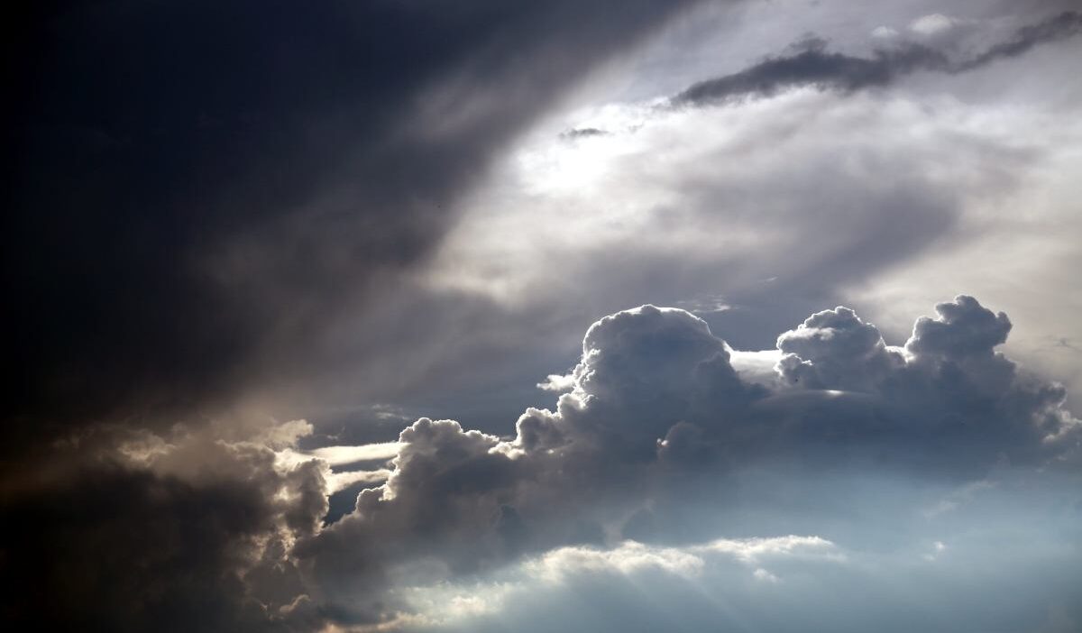 Polonya da meteorolojiden firtina uyarisi hafta basinda degisken hava kosullari 75136