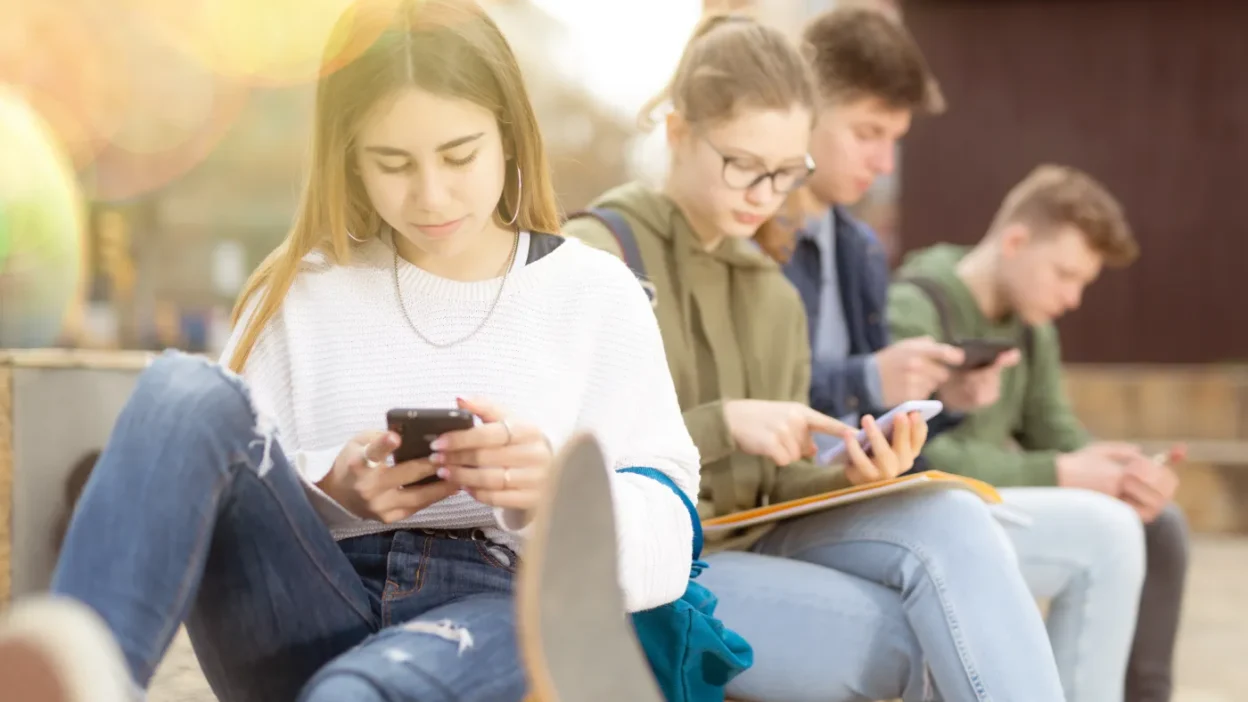 Polonya’da okullarda cep telefonu yasağı i̇çin i̇lk adım atıldı 1 Polonya da okullarda cep telefonu yasagi i cin i lk adim atildi 77776