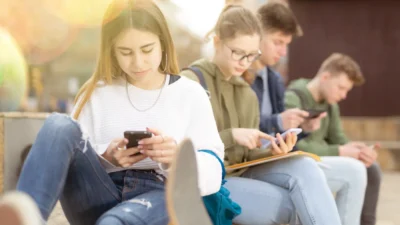 Polonya da okullarda cep telefonu yasagi i cin i lk adim atildi 77776