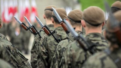 Polonya da tartistigi genci yakarak agir yaralayan asker gorevden uzaklastirildi 74332