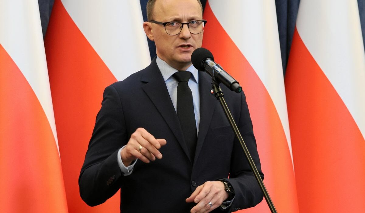 Polonya da ukrayna devlet baskani zelenski ye verilen nisanin geri alinmasi tartisiliyor 76539
