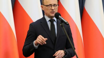 Polonya da ukrayna devlet baskani zelenski ye verilen nisanin geri alinmasi tartisiliyor 76539