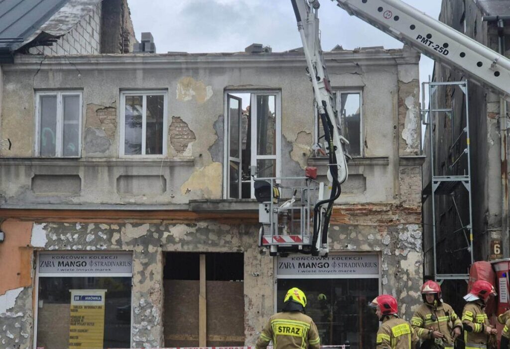Polonya nin osice kentinde restorasyon sirasinda bina cokmesi 74417