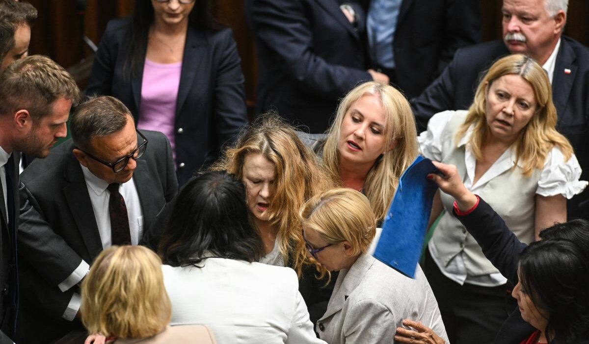 Polonya parlamentosu'nda milletvekili katarzyna piekarska fenalaştı 1 Polonya parlamentosu nda milletvekili katarzyna piekarska fenalasti 78561