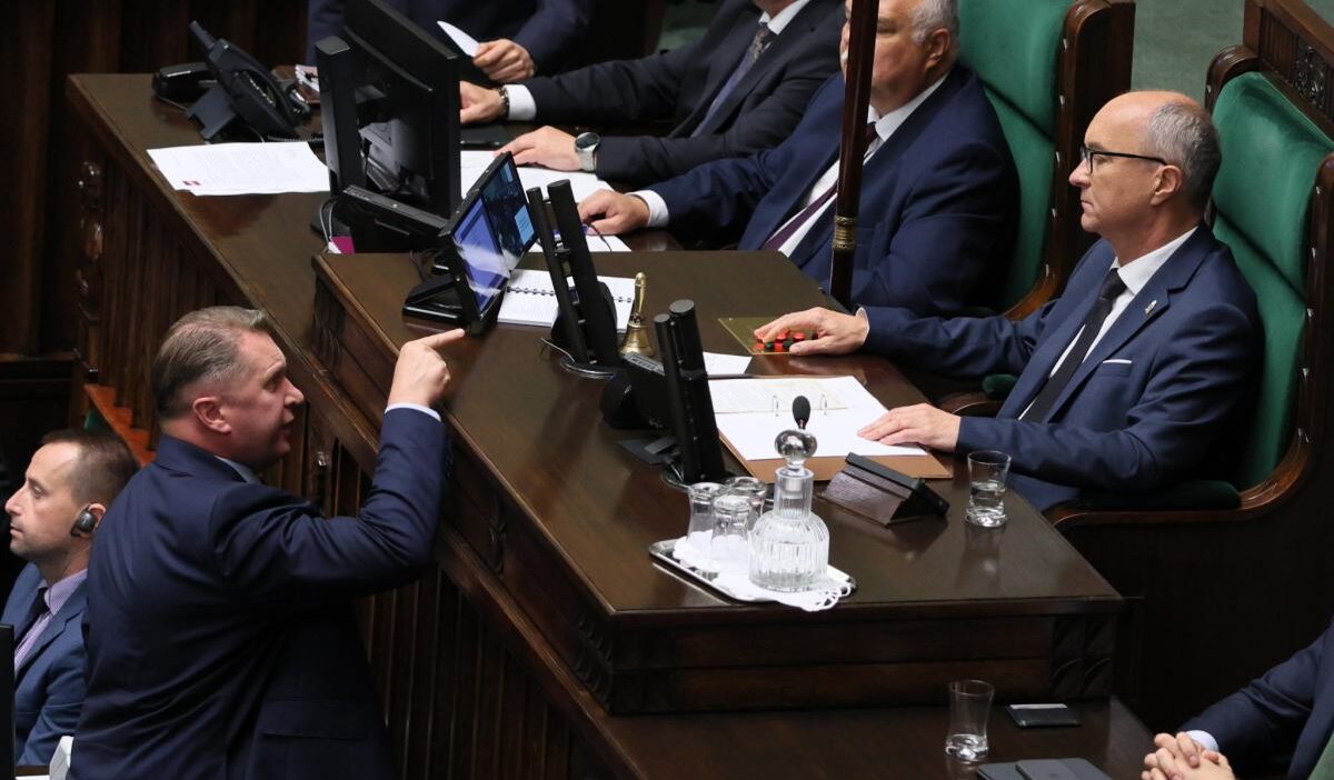 Polonya parlamentosunda sert tartışma: siyasi gruplar arasında "vatan hainliği" suçlamaları 1 Polonya parlamentosunda sert tartisma siyasi gruplar arasinda vatan hainligi suclamalari 75364