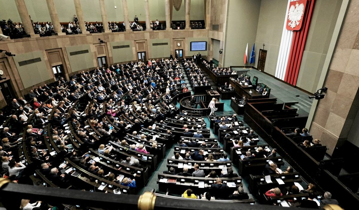 Polonya sejm'inde anayasa mahkemesi üyeliği seçimi gerçekleşti 1 Polonya sejm inde anayasa mahkemesi uyeligi secimi gerceklesti 75936