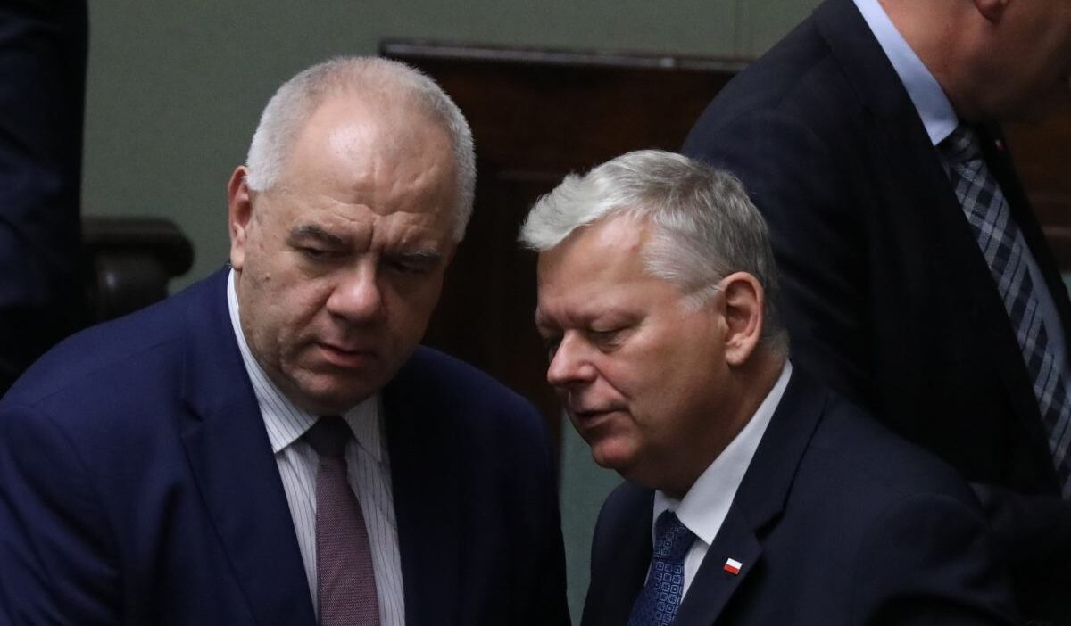 Polonyali milletvekilleri jacek sasin ve marek suski arasinda sozlu tartisma i ddiasi 78281
