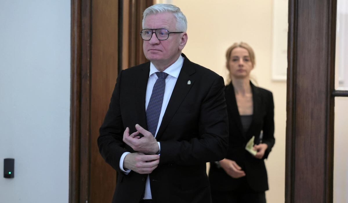 Poznan belediye baskani jacek ja kowiak a meclis oturumunda pastali saldiri 77549